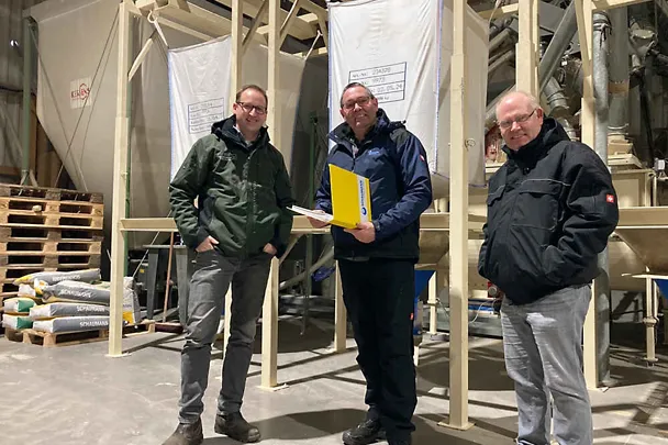 Steffen Klindworth-Eggelmann und Achim Pohl mit SCHAUMANN-Spezialberater Klaus Lübken (m.) Steffen Klindworth-Eggelmann und Achim Pohl mit SCHAUMANN-Spezialberater Klaus Lübken (m.)